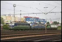 Gleich drei Elektroloks unterschiedlicher Bahn Unternehmen standen am 11.5.2019 hintereinander im Bahnhof Bratislava Petrzalka in Warteposition. Es waren dies:
LTE 045148, Adria 193822 und ELL 193742.