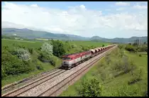 Gleich drei Großdiesel Bardotka sind nötig, um die schweren Kalksteinzüge über die Berge bei Jovic nahe Roznava zu befördern. Am 13.5.2019 schafften dies 751206-4 und 751129-8 im Vorspann und als Schublok 751026-6. U(m 13.54 Uhr hatten sie die Rampe überwunden und fuhren dann weiter zum Kalkwerk bei Slavec.