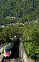 Nachschuss auf ein ETR 610-Doppel, das am 06.05.2019 Mezzovico mit dem EC 15 von Zürich HB nach Venezia Santa Luzia durchfährt