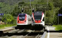 Im Bahnhof Mezzovico kreuzen sich am 06.05.2019 ein RABDe 500 auf dem Weg nach Norden und der RABe 524 002 als S10 nach Chiasso