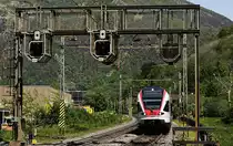 Blick auf die Signalbrücke des Bahnhofes Mezzovico mit dem einfahrenden TILO RABe 524 108 (06.05.2019)