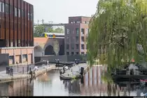 London Overground 378 210 hat am 19. April 2019 gerade Camden Road in Richtung Kentish Town West verlassen und die Reisenden erhaschen einen kurzen Blick auf den Regent's Canal. Aufgenommen von der Camden Lock Bridge.