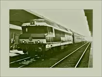 Obwohl früher öfters benutzt, habe ich kaum Bilder zur Verbindung  Delle - Belfort  von damals und die wenigen vorhanden sind durch die Verwendung der damals  modernen  110 Filme von ziemlich schlechter Qualität; trotzdem möchte ich zwei Bilder von  damals  zeigen, als die Strecke Delle-Belfort zwei Zugspaare aufwies, welche in Belfort Anschluss von und nach Paris hatten: 
Die SNCF CC 72051 ist mit einem  SBB RIC ABüm und einem RIC Büm in Belfort eingetroffen. 

14. April 1984
