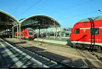 Verschiedene Doppelstocksteuerwagen-Generationen der Elbe-Saale-Bahn (DB Regio Südost) stehen sich gegenüber:
Blick von DABpbzfa 762.0 mit Zuglok 112 164-9 als RE 4889 (RE18)  Saale-Express  nach Jena-Göschwitz auf DABpbzfa  Jenny Marx geb. von Westphalen  mit Zuglok 146 0?? als RE 16320 (RE30) nach Magdeburg Hbf in ihrem Startbahnhof Halle(Saale)Hbf auf Gleis 10 (A-C bzw. E-G).
[27.12.2018 | 12:59 Uhr]