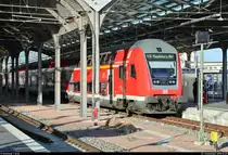 In der Bahnhofshalle von der Sonne angestrahlt wird DABpbzfa  Jenny Marx geb. von Westphalen  mit Zuglok 146 0?? der Elbe-Saale-Bahn (DB Regio Südost) als RE 16320 (RE30) nach Magdeburg Hbf, der in seinem Startbahnhof Halle(Saale)Hbf auf Gleis 10 E-G steht.
[27.12.2018 | 12:59 Uhr]