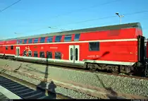 Blick auf einen Doppelstockwagen der Gattung  DBpza 751.4  (50 80 26-35 209-8 D-DB) der Elbe-Saale-Bahn (DB Regio Südost), der im RE 4889 (RE18)  Saale-Express  nach Jena-Göschwitz mit 112 164-9 eingereiht ist und im Startbahnhof Halle(Saale)Hbf auf Gleis 10 A-C steht.
Dieser modernisierte Wagentyp wurde zuvor für eine Zeit lang auf der S7 der S-Bahn Mitteldeutschland (DB Regio Südost) eingesetzt.
[27.12.2018 | 13:01 Uhr]