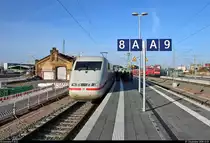 401 514-5 (Tz 114  Friedrichshafen ) als ICE 800 (Linie 18) von München Hbf nach Hamburg Hbf steht in Halle(Saale)Hbf auf Gleis 8.
[27.12.2018 | 13:07 Uhr]