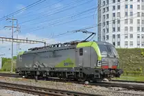 Siemens Vectron der BLS 475 413-1 durchfährt den Bahnhof Pratteln. Die Aufnahme stammt vom 16.05.2019.
