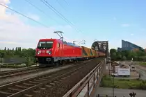 DB Cargo Bombardier Traxx 187 176-3 mit Gartner KLV am 25.05.19 in Frankfurt am Main auf der Deutscherrnbrücke von einen Steg aus fotografiert