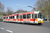 Straßenbahn Mainz: Duewag / AEG M8C der MVG Mainz - Wagen 275, aufgenommen im April 2019 an der Haltestelle  Goethestraße  in Mainz.