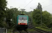 Die Cobra 2831 kommt aus Richtung Aachen-West mit einem kurzen Güterzug aus Genk-Goederen(B) nach Köln-Gremberg(D) und fährt durch Aachen-Schanz in Richtung Aachen-Hbf,Aachen-Rothe-Erde,Stolberg-Hbf(Rheinland)Eschweiler-Hbf,Langerwehe,Düren,Merzenich,Buir,Horrem,Kerpen-Köln-Ehrenfeld,Köln-West,Köln-Süd. 
Aufgenommen vom Bahnsteig von Aachen-Schanz. 
Bei Regenwetter am Morgen vom 17.5.2019.