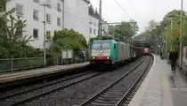 Die Cobra 2837 kommt aus Richtung Köln,Aachen-Hbf und fährt durch Aachen-Schanz mit einem Schrottzug aus Köln-Kalk(D) nach Genk-Goederen(B) und fährt in Richtung Aachen-West. Aufgenommen vom Bahnsteig von Aachen-Schanz.
Bei Regenwetter am Nachmittag vom 17.5.2019.