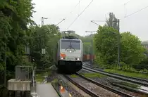 186 437-0 fährt jetzt für Crossrail kommt aus Richtung Aachen-West mit einem langen MSC-Containerzug aus Antwerpen-Krommenhoek(B) nach Germersheim(D) und fährt durch Aachen-Schanz in Richtung Aachen-Hbf,Aachen-Rothe-Erde,Stolberg-Hbf(Rheinland)Eschweiler-Hbf,Langerwehe,Düren,Merzenich,Buir,Horrem,Kerpen-Köln-Ehrenfeld,Köln-West,Köln-Süd. Aufgenommen vom Bahnsteig von Aachen-Schanz. 
Bei Regenwetter am Nachmittag vom 17.5.2019.