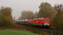 Im Morgengrauen des 14. Novembers 2018 ist 156 004-4 und 077 012-8 in Syrau gerade nordwärts unterwegs. 