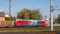 Am 10. Oktober 2018 zeigt sich 247 905-3 von ihrer besten Seite, nämlich von der Seite. Denn da sieht man das Werbebild eines bekannten oberösterreichischen Gewässers. Die Aufnahme stammt vom Hbf Wels. 