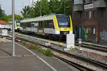 Eine Triebwagenbaureihe, die bisher am Bodensee noch nicht gesichtet wurde - oder - Schade, dass die Triebwagen so ung�nstig abgestellt wurden. 622 962 und 622 961 der SWEG am 24.05.2019 im Bahnhof von Friedrichshafen. Der Grund f�r den Besuch der beiden Triebwagen am Bodensee ist nicht bekannt.