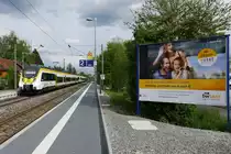 Zweimal „bwegt“, einmal stehend und einmal fahrend. Nicht von A nach B sondern von Konstanz nach Stuttgart fahren 3442 714 und 3442 702 am 05.05.2019 als RE 4778 durch die Haltestelle Reichenau (Baden).