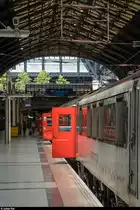 Slam Doors - noch gibt es sie auf verschiedenen Routen in Grossbritannien. Doch ihre Tage sind gezählt. <br>
Bei Greater Anglia werden die Pendelzüge aus Class 90 und Mark-III-Wagen noch in diesem Jahr langsam verschwinden und durch neue Bombardier Aventra und Stadler FLIRT ersetzt.<br>
Am 22. März 2019 wartet ein solcher Zug in London Liverpool Street auf die Abfahrt nach Norwich.