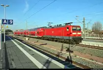 112 164-9 der Elbe-Saale-Bahn (DB Regio Südost) als RE 4889 (RE18)  Saale-Express  nach Jena-Göschwitz steht in seinem Startbahnhof Halle(Saale)Hbf auf Gleis 10 A-C.
[27.12.2018 | 13:09 Uhr]