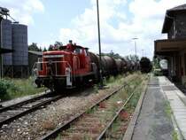 Am 07.07.2004 stand 363 200 mit der Mittags�bergabe von Amberg nach Hirschau vor dem Bahnhofsgeb�ude von Hirschau. (Strecke Amberg-Schnaittenbach)