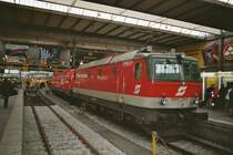 Die Br 1144 211-8 und die Br 1116 156-9, am 20.12.03 in M�nchen