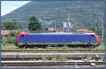 Re 474 017-1 noch ohne den grossen Cargo Schriftzug in Domodossola. Im Hintergrund erkennt man einen der unz�hligen Granitsteinbr�che der Region. (23.06.2007)