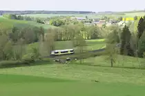 Vom Damm der Förmitztalsperre hat man einen schönen Blick auf die Bahnstrecke Bamberg - Hof. Agilis 84588 Hof - Münchberg hat gerade den Haltepunkt Förbau verlassen und überquert die Förmitz, die hier in die Sächsische Saale mündet. 19.05.2019
