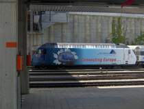 Eine Re 465 der BLS mit Werbung f�r den neuen L�tschbergbasistunnel stand am 16.06.07 genau an dem Tag als der L�tschbergbasistunnel er�ffnet wurde abgestellt in Spiez.