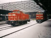 Begegnung von 346 935-0 und 219 080-9, welche mit einem RE nach Leipzig den Chemnitzer Hbf verl��t. Bild von Februar 1999.