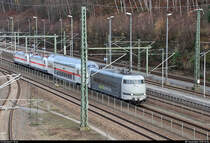 103 222-6 der RailAdventure GmbH überführt einen DBpbzfa 668.2 sowie 147 558-1 und 147 560-7 auf der Bahnstrecke Děčín–Dresden-Neustadt (Elbtalbahn | KBS 247) weiter in das Landesinnere und wartet in ihrem Startbahnhof Bad Schandau auf die Abfahrt.
Aufgenommen von der Schandauer Straße/B 172. Ein optimaler Standort ließ sich aufgrund der Masten leider nicht finden.
[8.12.2018 | 15:06 Uhr]