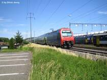 Die Re 450 024-5 ''Pfungen'' schiebt ihren 3fach DPZ-Extrazug nach Frauenfeld, um dort die r�ckkehrfreudigen Turner des Eidgen�ssischen Turnfestes abzuholen, 24.6.07 UA Oberwinterthur.