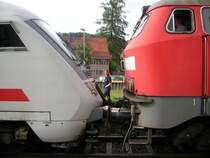 Immenstadt Der IC von Magdeburg (mit zwei 218 bespannt ankommend) f�hrt von hier mit einer 218 - nun abgestuft als Regionalexpress nach Oberstdorf weiter (Am Wagen allerdings ist weiterhin IC zu lesen) - 20.6.2007 18:35 ( 45 Minuten Versp�tung)