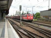 Ein G�terzug wird von 2 Lok&acute;s BR 151 gezogen und f�hrt momentan durch den Trierer Hauptbahnhof.     25.06.07
