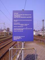 Hinweisschild in Itzehoe zum �berschreiten der Gleise. Ist ja schon komisch, zumal da gar kein Ausgang ist.