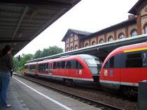 642072-3 und ein weiterer unbekannter Desiro machen sich auf den Weg als Regionalbahn nach Weimar. Aufgenommen am 21.06.2007 im Bahnhof Jena-West.