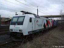 Leider war das Wetter f�r diese Aufnahme nicht berauschend.
RE 482 009-8, die Werbung f�r den Baustoff - Konzern Holcim macht, steht mit RE 481 001-6 im Bahnhof Hamburg Wilhelmsburg.
Aufgenommen am: 12.01.2004