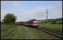 Bei Radava legt sich 362015 mit dem R 840 von Banska Bystrica nach Bratislava am 17.5.2019 um 16.58 Uhr in die Kurve.