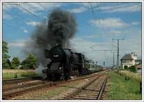Anl�sslich der Sonnwendfeier 2007 wurde am 23.6.2007 die Tour O 17 der �BB Nostalgie von Wien nach Spitz a.d. Donau in Verkehr gesetzt. Vor der Ausfahrt aus Absdorf-Hippersdorf hat der Heizer noch einmal ordentlich nachgelegt.


