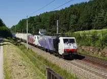 Die 189 914 und die 189 918 mit einem umgeleiteten KLV-Zug am 07.06.2019 unterwegs bei Wernstein