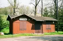 05.05.2006, im Kleinen Triebischtal bei Meißen. Haltepunkt  Polenz  der ehemaligen Schmalspurbahn Wilsdruff - Meißen-Triebischtal. Der Betrieb wurde 1969 eingestellt. Das gut erhaltene Gebäude ist als Modell erhältlich!