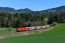 Der R 3804 nach Ceske Budejovice wurde am 20. April 2019 von 1116.081 befördert. Bei Lest im Mühlviertel konnte ich den Wendezug, gebildet aus den inzwischen auch schon auf dem Rückzug befindlichen Inlandsreisezugwagen, in der typischen hügeligen Landschaft dieser schönen Gegend fotografieren. 