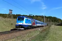 Wenige Meter hinter der Grenze und der System-Trennstelle konnte ich am 20. April 2019 bei Český Heršlák die 380 013 mit dem REX 1544  Matthias Schönerer  auf der Fahrt nach Praha hl.n. aufnehmen. Die Lok erinnert an das 80-jährige Jubiläum des Express-Zuges  Slovenská strela  von Prag nach Bratislava.