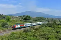 E 464 003 mit einem Regio am 06.06.2019 bei Acireale. 