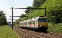 Ein Belgischer Triebzug 437 von der SNCB und fährt durch Testelt(B) in Richtung Hasselt(B). Aufgenommen von der Wijngaardstraat in Testelt(B). 
Bei Sommerwetter am 1.6.2019. 