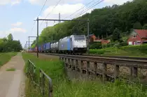 186 422-2 von der Rurtalbahn-Cargo kommt mit einem KLV-Containerzug aus Genk-Goederen(B) nach Frankfurt-Höchstadt am Main(D) und kommt aus Richtung Aarschot(B) und fährt durch Testelt(B) in Richtung Hasselt(B).
Aufgenommen von der Wijngaardstraat in Testelt(B).
Bei Sommerwetter am Mittag vom 1.6.2019. 