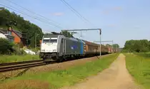 186 422-2 von der Rurtalbahn-Cargo kommt mit einem KLV-Containerzug aus Frankfurt-Höchstadt am Main(D) nach Genk-Goederen(B) und kommt aus Richtung Hasselt(B) und fährt durch Testelt(B) in Richtung Aarschot(B). 
Aufgenommen von der Wijngaardstraat in Testelt(B).
Bei Sommerwetter am Nachmittag vom 1.6.2019.