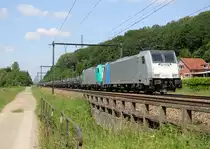 186 427-1 von Lineas/Railpool und Cobra 2831 kommen mit einem schweren-Coilzug aus Gent-Zeehaven(B) nach Chatelet(B) und kammen aus Richtung Aarschot(B) und fahren durch Testelt(B) in Richtung Hasselt(B).
Aufgenommen von der Wijngaardstraat in Testelt(B).
Bei Sommerwetter am Mittag vom 1.6.2019.