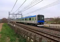 Neben Intercity- und Expressz�gen bis �ber 100 km in den Norden und Nordwesten von Tokyo betreibt der riesige T�bu-Konzern auch S-Bahnen von Tokyo aus. Hier ist ein S-Bahnzug der Serie 60000, Baujahre ab 2013. Bei �miya K�en, 30.M�rz 2019.  Die 18 6-Wagenz�ge (im Bau seit 2013) sind alle der Noda Linie zugeteilt. 