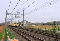 Der historische S-Bahnzug Serie 8000 des T�bu-Konzerns Nr. 8111 (Baujahre der Serie 1963 bis 1983) im Norden von Tokyo, �miya K�en, 30. M�rz 2019. Im Hintergrund eines der Millionen von kleinen H�uschen, die aufs Land hinaus wuchern, und rechts davon gleich der Friedhof.    