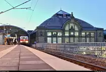 Empfangsgebäude, Fotografengemeinde und dazwischen eine besondere Lok:
143 822-5 (243 822-4 |  Weiße Lady ) der Erfurter Bahnservice GmbH (EBS) als DPE 92150  Rennsteig-Express  von Meiningen nach Berlin-Lichtenberg steht während der blauen Stunde in Halle(Saale)Hbf auf Gleis 8.
Da der Zug seine Fahrt erst um 7:20 Uhr fortsetzte, blieb genug Zeit, ein paar Langzeitbelichtungen anzufertigen.
[16.2.2019 | 7:04 Uhr]